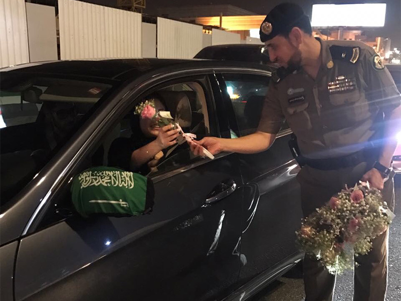 بالفيديو: الشرطة السعودية تُقدّم الورود للسائقات